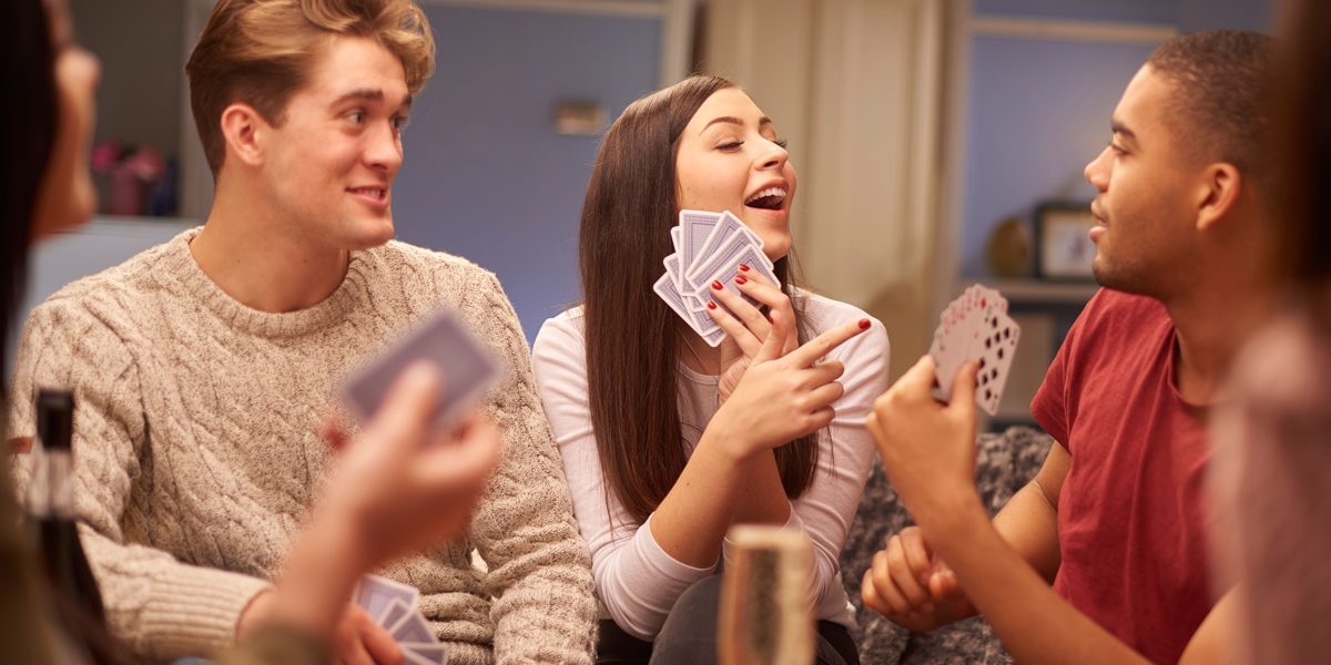Des collaborateurs jouent aux cartes et échangent en équipe
